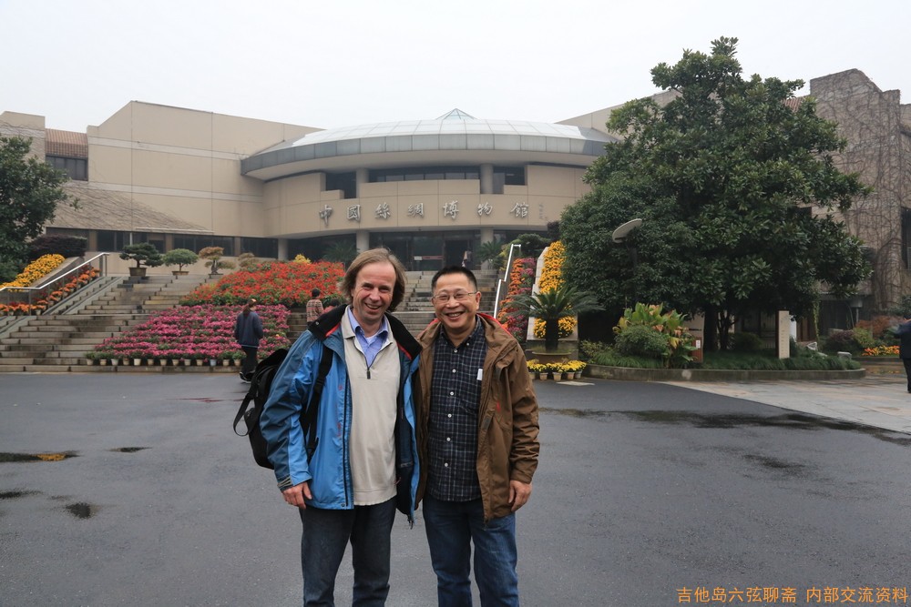 adda安排大师参观杭州丝绸博物馆。